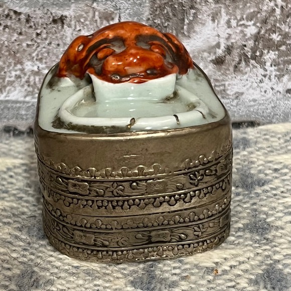 Antique Chinese Foo Dog Porcelain and Silver box w/ Relief Pattrn - Picture 4 of 8